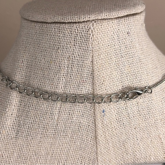 SILVER AND PINK GEM NECKLACE ROUND PENDANT LOBSTER CLOSURE - Picture 4 of 7